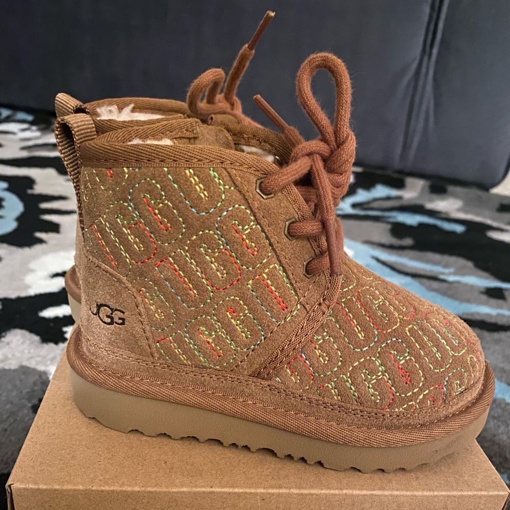 UGG NEUMEL II GRAPHIC STITCH
